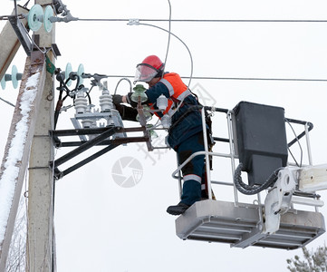 正在工作的电力工人图片