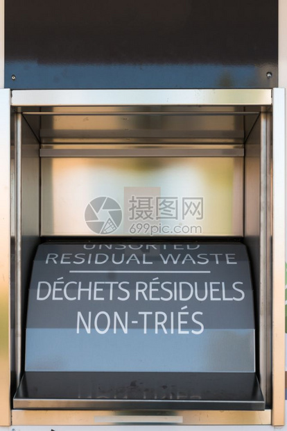城市中循环再生态站可回收金属移动图片