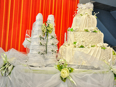 婚礼蛋糕新娘和郎在桌上婚姻甜点庆祝图片
