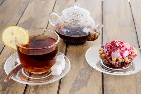 木头杯子上加茶木本底有杯子上加新鲜柠檬茶杯子上加柠檬和薄荷棕色的饮料图片
