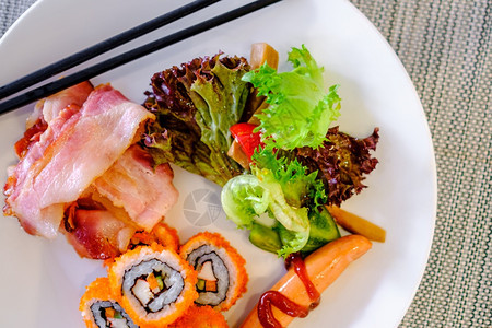 白盘中的牛肉热狗寿司和表顶视图有选择焦点上筷子食物午餐重点图片