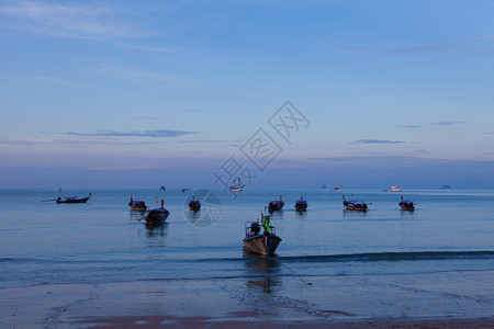 海岸热带水泰国南部的海上渔船和只在泰国南部图片