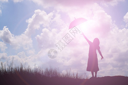 宁静幸福日落阳光明媚的一天女士们拿着雨伞的脚影图片