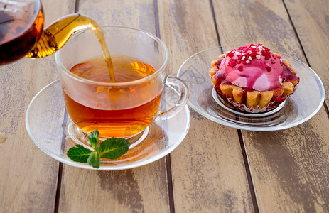 玻璃茶杯中的和木制背景薄荷杯子上茶和木制背景柠檬有机图片