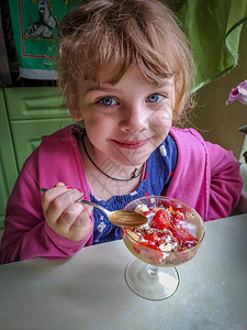 冷冻孩子一个小女笑着正在吃草莓冰淇淋有趣的图片