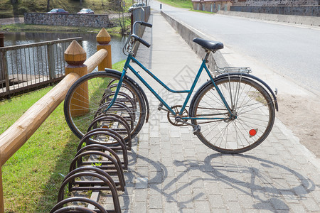 座位布伦古利市拉脱维亚旧Ussr老式自行车2018年春季旅行照片老的户外图片