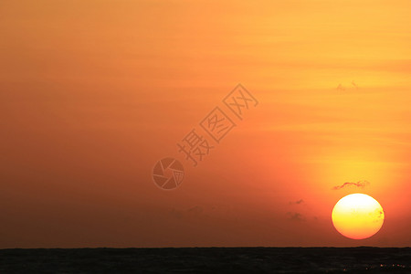 天空太阳从海中升起黄昏场景图片