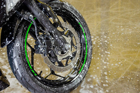 带泡沫的清洗摩托车自行停車處亚洲图片