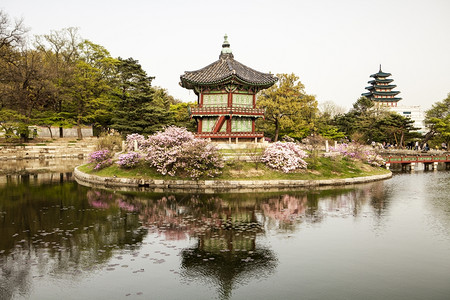 亚洲人传统在韩国首尔庆博京川宫建筑群的人工岛屿上只有右侧可见的桥梁才能到达远足芳香花草馆这座小岛位于韩国首尔Gyeongbokg图片
