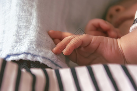 爱身体可的近距离观察熟睡的新生婴儿手童年和宁静概念图片