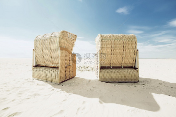 几张沙滩椅在蓝天沙滩上图片