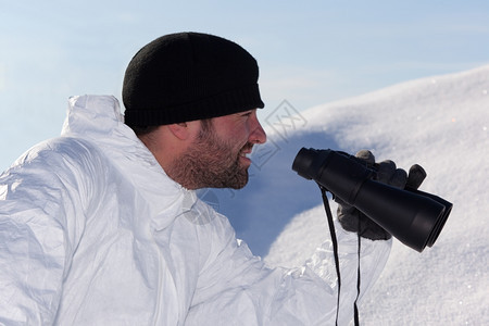 士兵白色伪装的突击队透过望远镜在山上观看白雪平面图案中的肖像服装力量图片