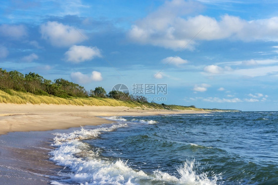 海洋波罗的沿岸上小浪平面上的船只海平面上的船只波罗海沿岸上小浪自然放松图片