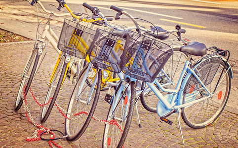骑四辆自行车停在人道上绑紧了文艺风格的链条胎店铺图片