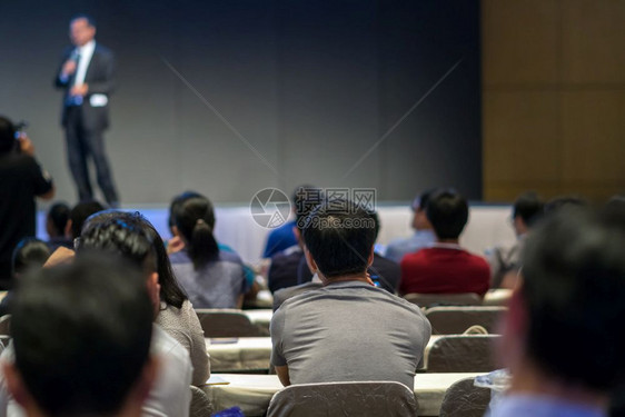 晴天在低光会议室活动和研讨会的低灯厅活动及讲席概念下坐在台上聆听舞旁者发言的观众后台惯例白色图片