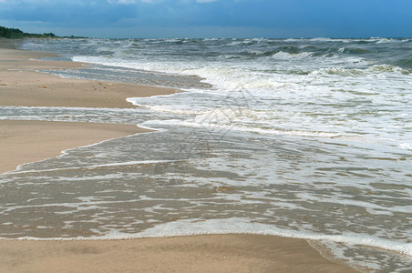 自然加里宁格勒夏季海上风暴美丽的大浪波罗海美丽大浪波罗海夏季上风暴雨图片