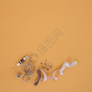 黄麻褐色串扣用于测量磁带橙色背景材料桌子图片