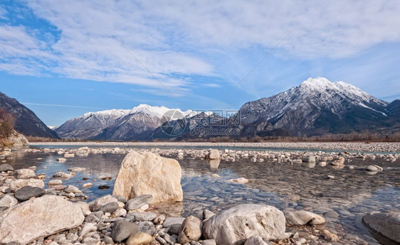 旅游假期意大利阿尔卑斯弗里乌阿尔普斯山脉和河流的美丽风景结石图片