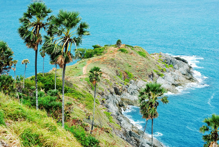 安达曼热带岬PromthepCape是一座岩石山它延伸至泰国普吉的海景点日落图片