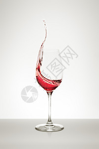 降低庆典红酒从玻璃上喷出去图片