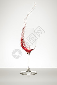 白色的红酒从玻璃上喷出派对流动图片