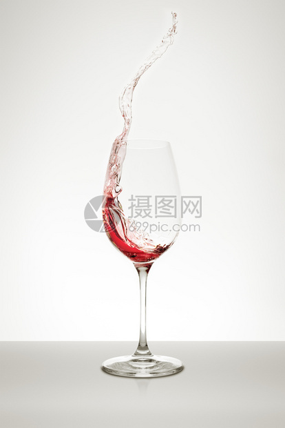 白色的红酒从玻璃上喷出派对流动图片