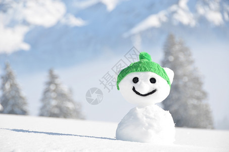 按钮假期帽子雪人对抗阿尔卑斯山风景图片