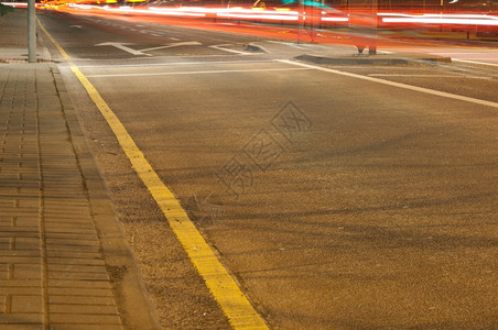 尾巴模糊在城市公路上夜间交通车道长距离接触抽象的图片