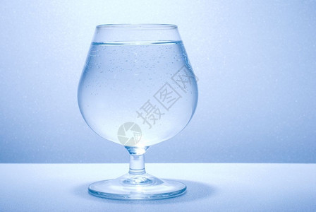 透明夏天干净的玻璃里有小泡的清水图片