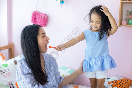 父母爱快乐的女人和小孩一起吃甜的图片