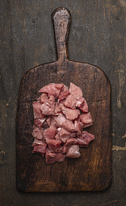 牛扒厨师美食在黑暗纹理背景顶视图的旧版面上图片