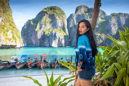 女士年轻的在泰国Phiphi岛Krabi玛雅湾的年青亚洲妇女松弛图片