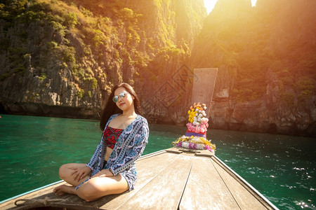 目的地在泰国Phiphi岛Krabi玛雅湾的年青亚洲妇女张贴美丽的图片