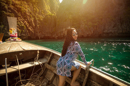 年轻的在泰国Phiphi岛Krabi玛雅湾的年青亚洲妇女普吉岛户外图片
