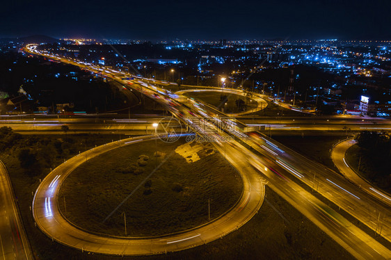 移动高速公路和环运输物流连接该城市晚上在泰国空中观测时照明该城市的背景在泰国空中观察的夜间点亮该城市的背景灯光天线交通图片