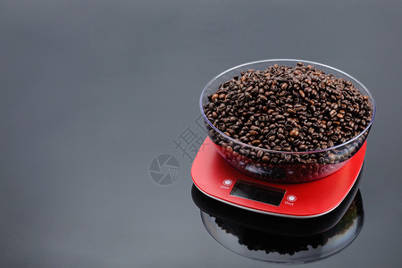 电子秤测量咖啡豆重量图片