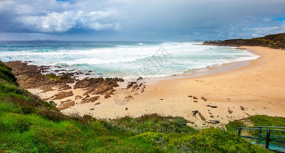 海洋岩石DuesburyHeadlandNarooma澳大利亚新南威尔士州流动图片