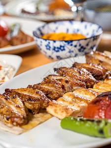 咸味的食物香料土耳其烹饪鸡翅烧烤木本底的格里勒鸡翅图片