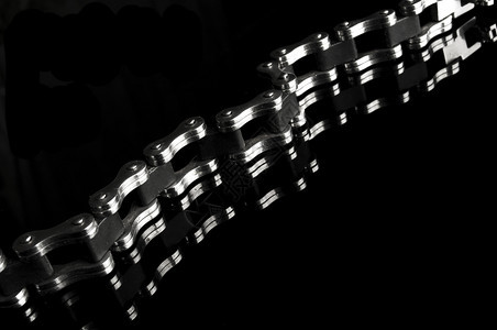 优雅闪亮的抽象自行车链形状门尔斯柯手镯面镜反射以黑色背景与样本文字隔开用黑色背景隔绝图片