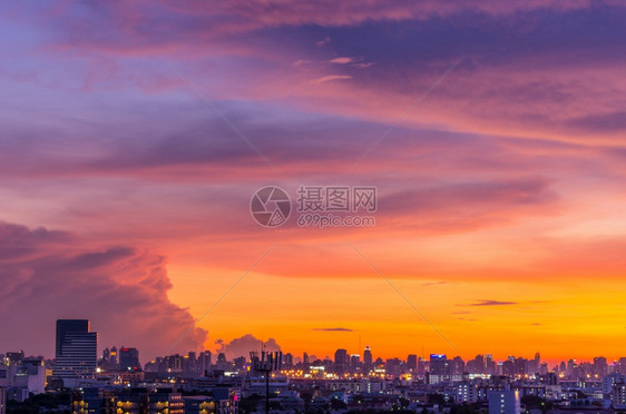 天空一种Bangkokrsquos商业区的美丽城市景观和黄昏时分的住宅区曼谷城市景观美丽的图片