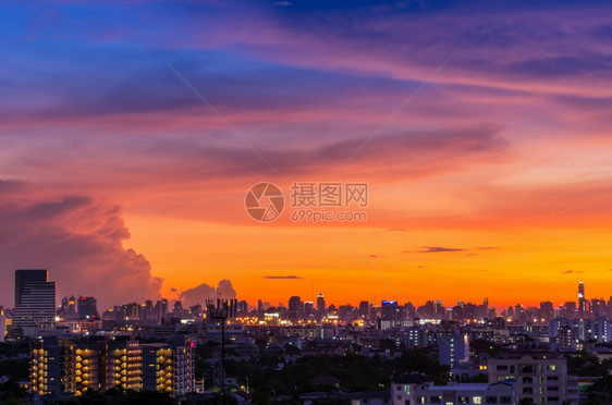一种Bangkokrsquos商业区的美丽城市景观和黄昏时分的住宅区曼谷城市景观摩天大楼云图片