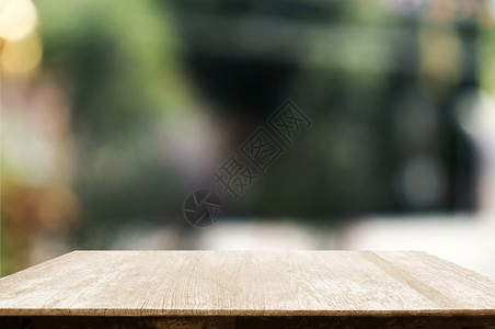 木板宣传册空白的带模糊与室外花园背景相匹配的空木桌图片