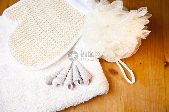 带毛巾手套海绵和木本壳的豪华浴或淋新鲜的折叠温泉图片