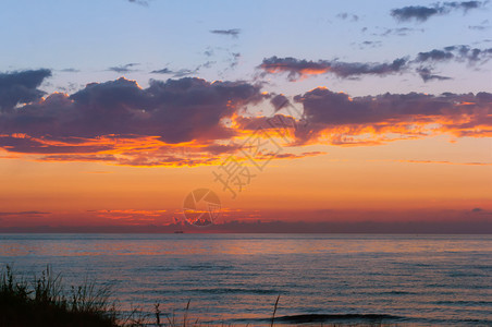 海上日落浪中的出上落滩岸天堂图片