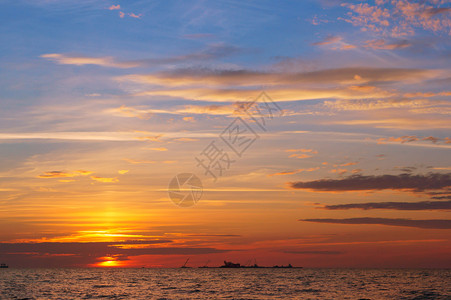 波浪橙俄罗斯海上日落浪中的出上落图片