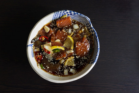 腌制美味的白饭韩式鲑鱼红辣酱或咸黄瓜图片