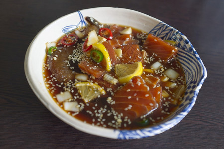 韩式的鲑鱼红辣酱或咸黄瓜亚洲人美味的晚餐图片