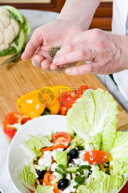 菜肴美食烹饪准备新鲜蔬菜的素食沙拉用新鲜蔬菜制成素食沙拉图片