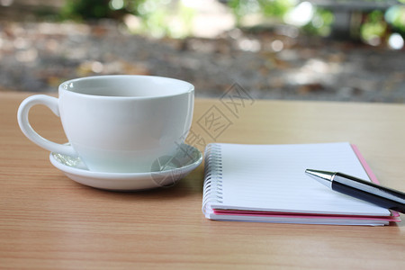 咖啡杯和笔记本图片
