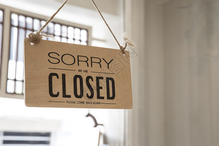 标识木板销售关闭了门窗的商店或咖啡厅在门上关着标志板图片